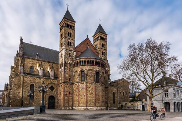 maastricht-cathedral-bikes.jpg